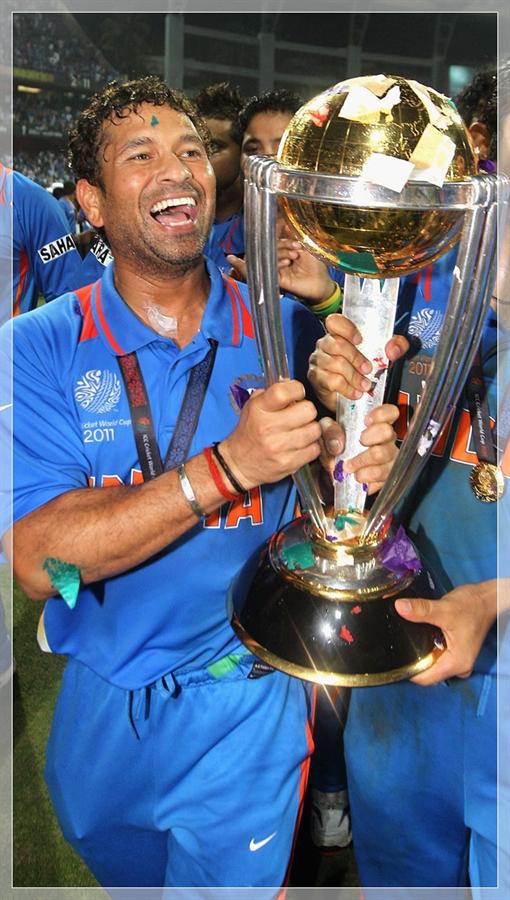 6558-31349-sachin-with-world-cup-photos-2.jpg